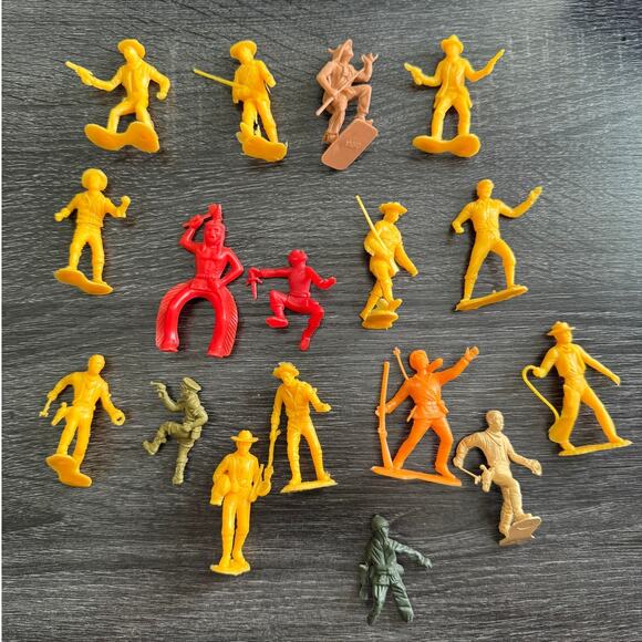 Vintage 1960s Lot Of Cowboys And Indians Plastic Figurines Army Military Western - Picture 1 of 7